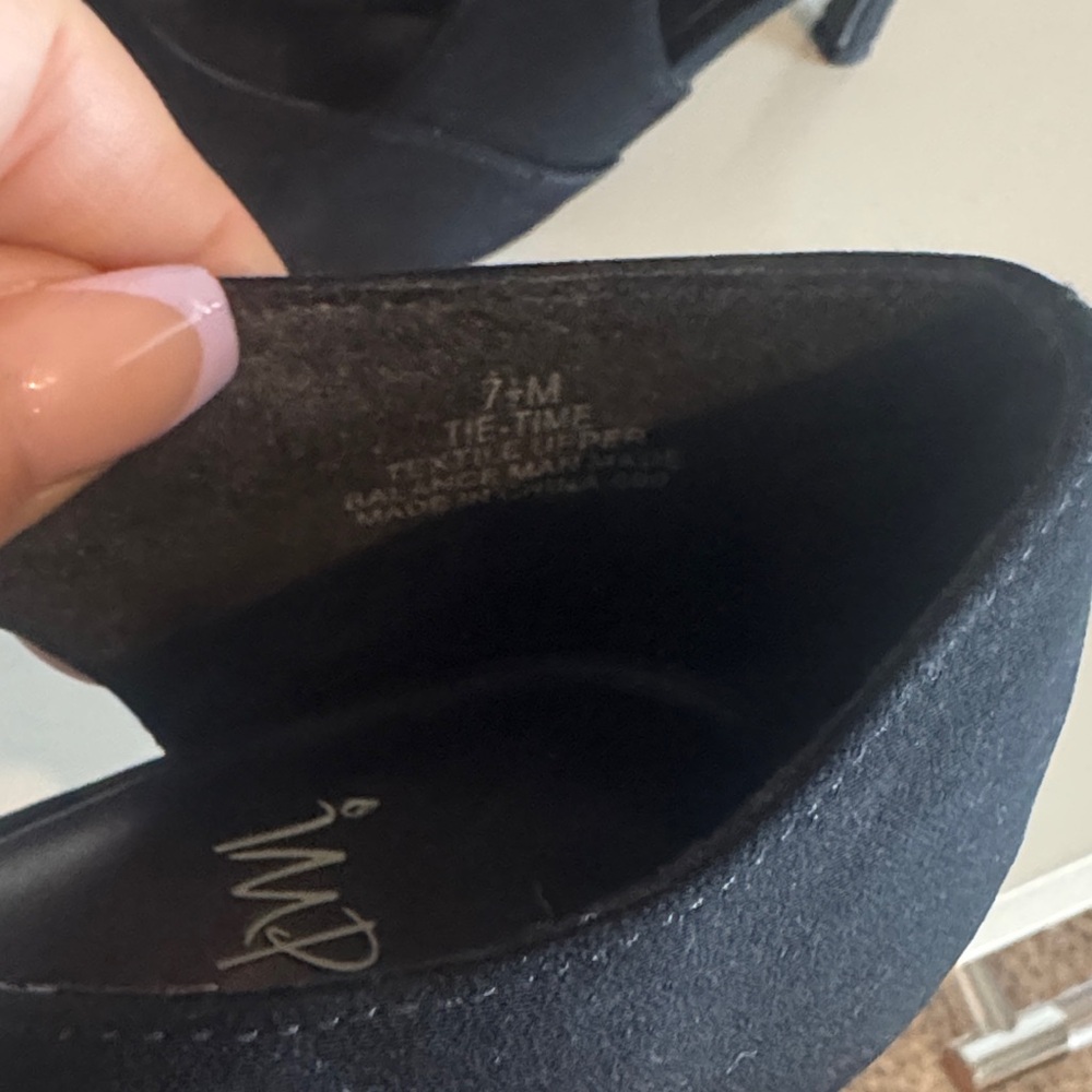 Impo Black Bow-Front Closed-Toe Heels - Picture 7 of 8